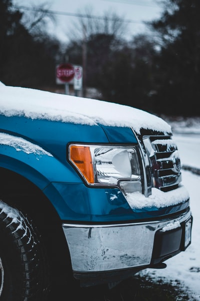 装满雪的蓝色车辆